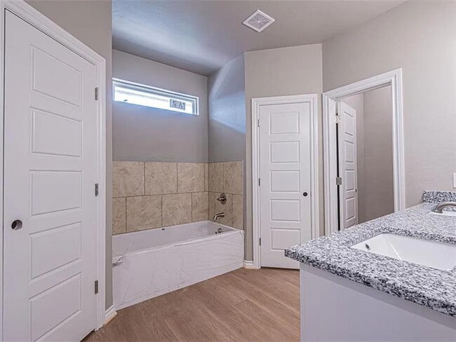 Building Photo - 124 Cedar St