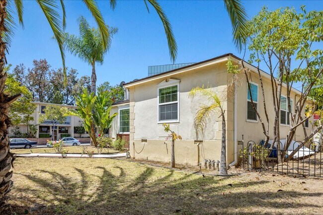 Building Photo - Corner lot home on a classic tree lined Beverly Hills street