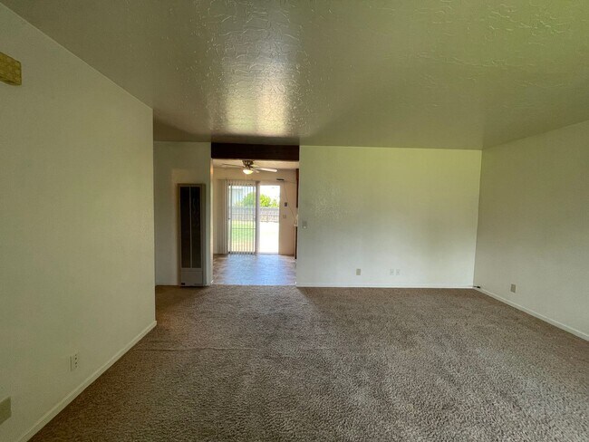 Building Photo - East Redding home with huge yard