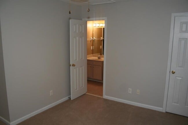 Building Photo - 1124 Island Pl E