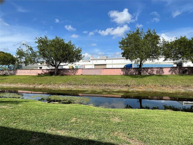 Building Photo - 821 Twin Lakes Dr