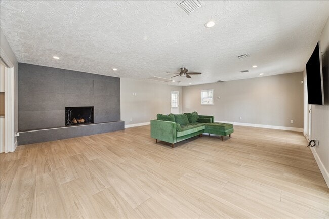 Building Photo - 205 W Bayou Dr