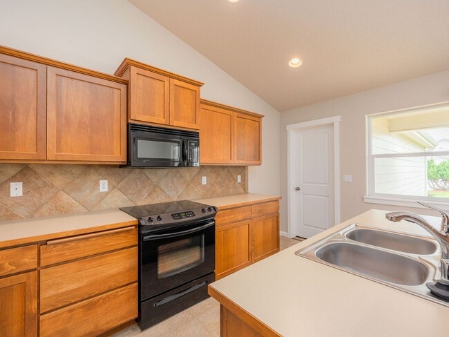 Building Photo - Charming River District Rancher | Double Vanity Suite | Walk to Orchard Park
