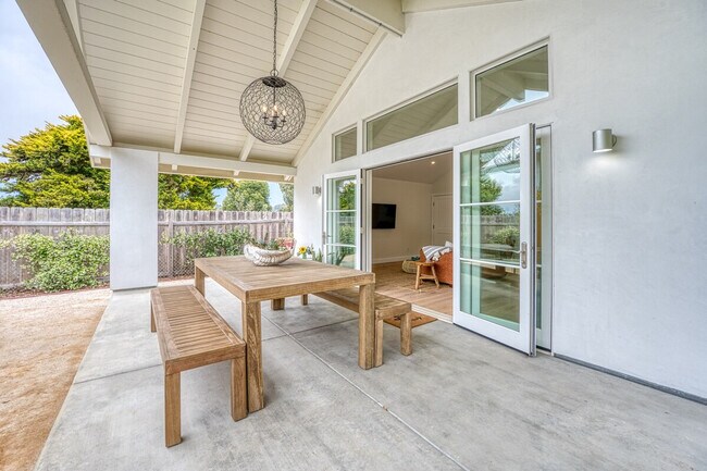 Building Photo - 727 Sonrisa St