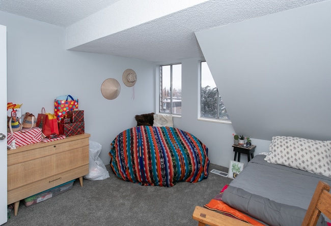 Building Photo - 3 bed 2 bed - in unit laundry - condo!