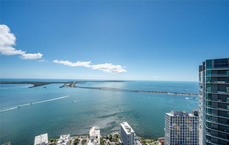 Building Photo - 1425 Brickell Ave