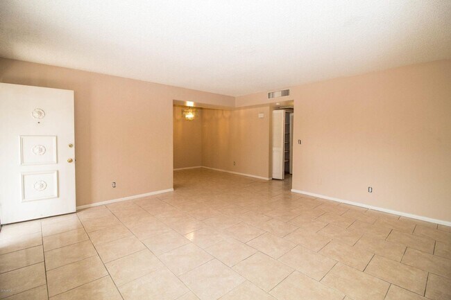 Building Photo - Amazing condo is now available in heart of Glendale $1550.00