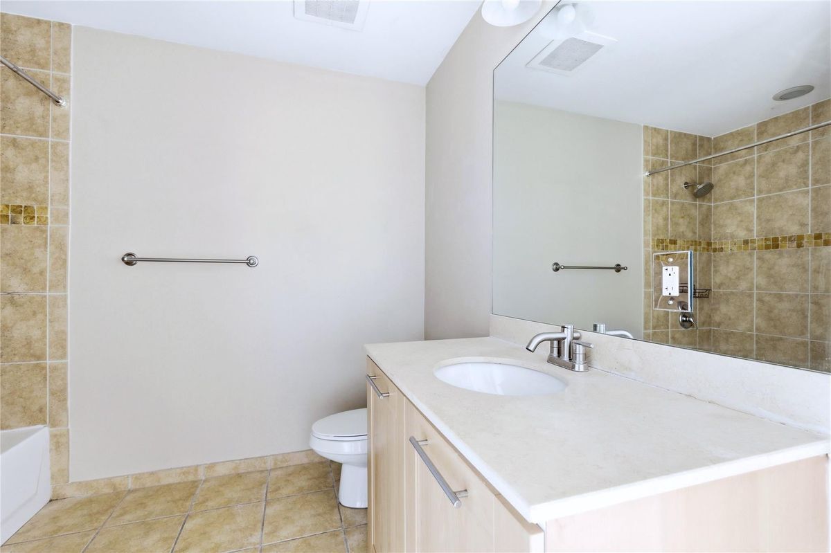 Building Photo - 511 SE 5 Ave