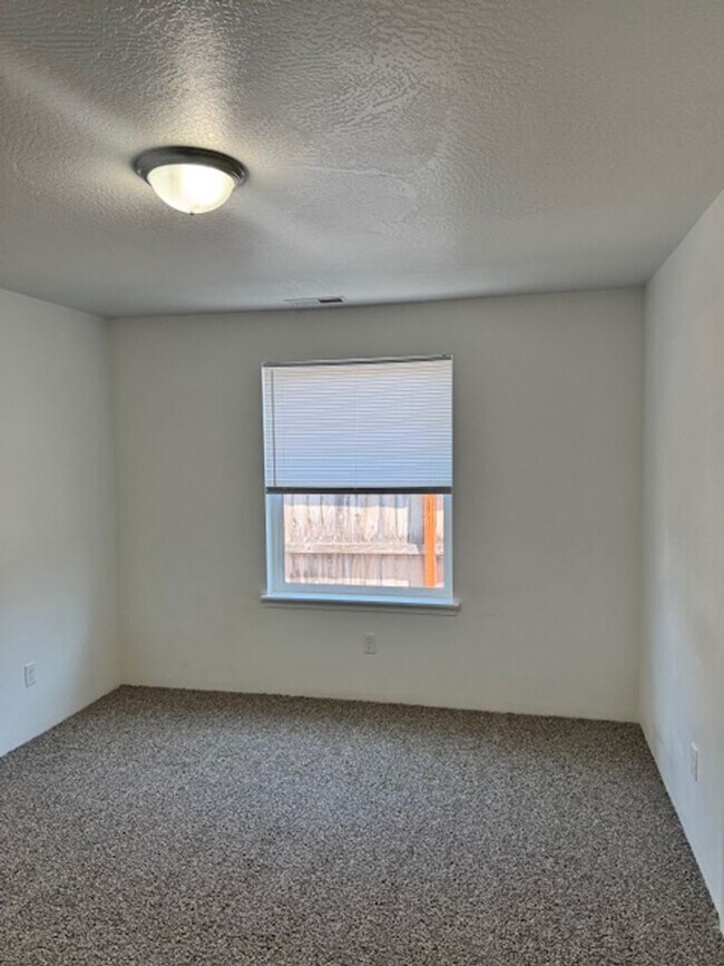 Building Photo - 3 BEDROOMS SINGLE LEVEL HOME
