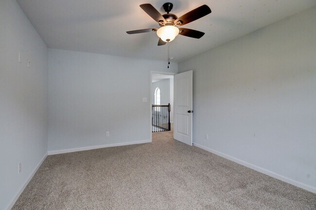 Building Photo - mega Huge wow. 4 bed 3 bath.