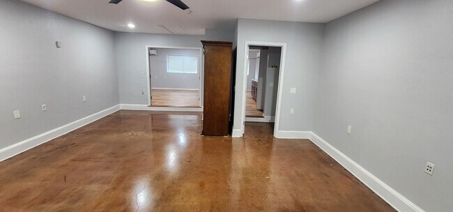 Building Photo - 15901 S Meridian Ave