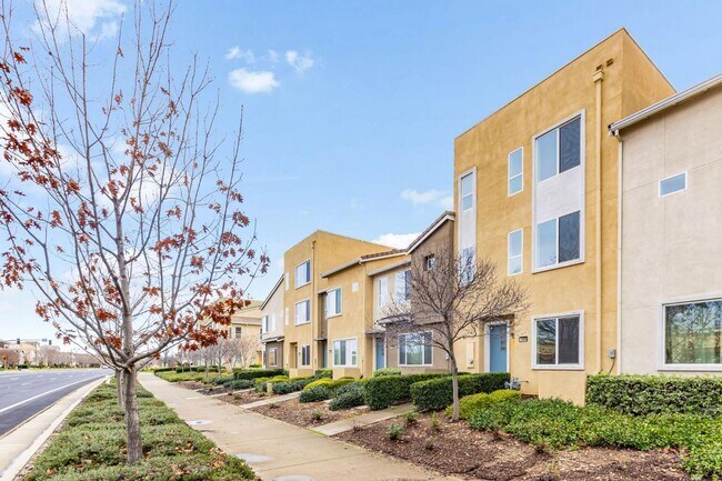 Building Photo - 4 Bed / 3.5 Bath Rancho Cordova Home – First Month $2,795 Move-In Special!