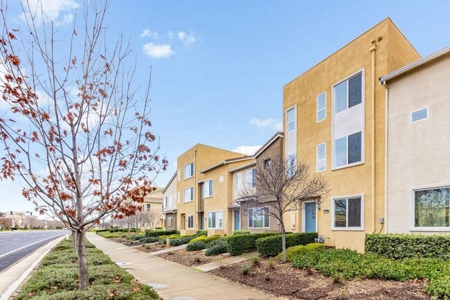 Building Photo - Spacious 3-Story Home in Rancho Cordova