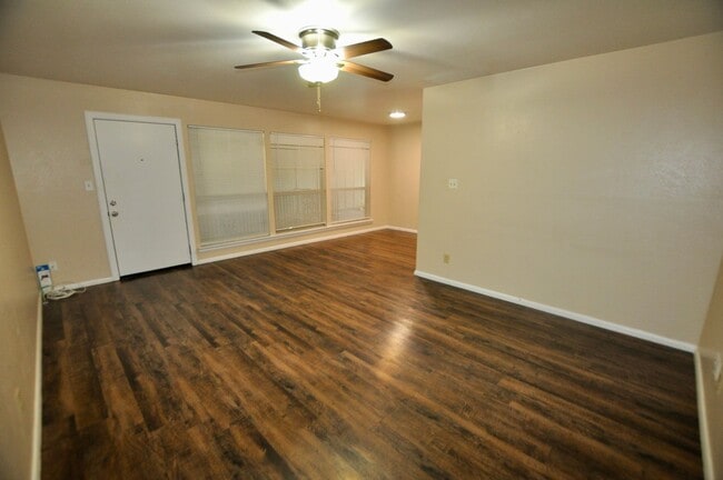 Building Photo - MOVE IN SPECIAL!! FOR LEASE! 1 Bedroom - 1 Bath - Town House Apartments!