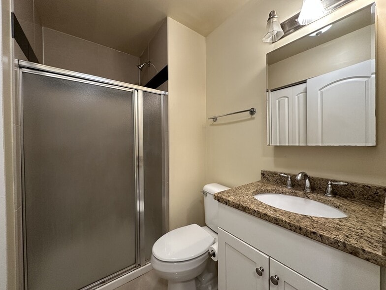 Building Photo - 851 N La Salle Dr