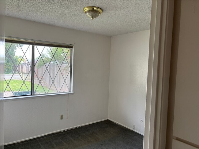 Building Photo - Cozy Cul-De-Sac Home