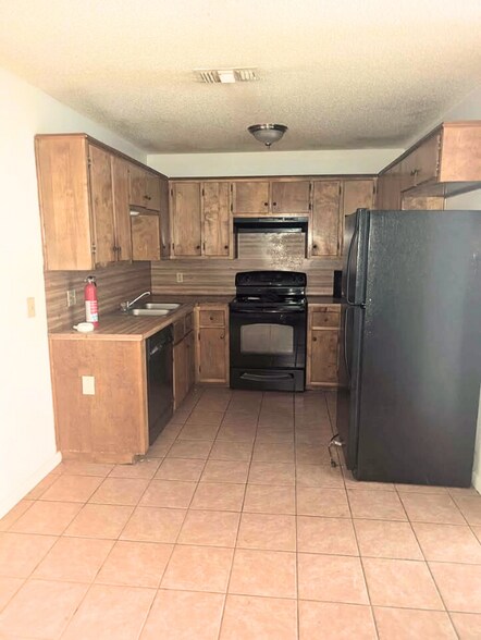 Building Photo - 104 E Truman Ave