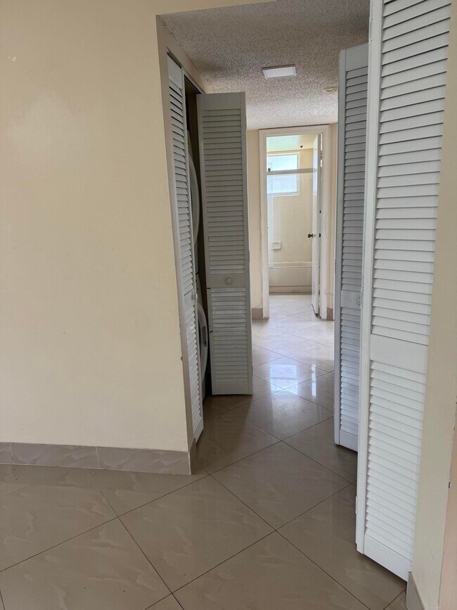 Building Photo - 9921 Three Lakes Cir