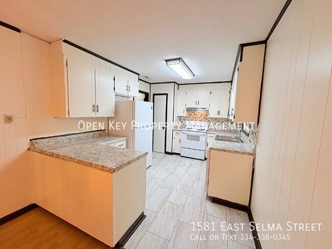 Building Photo - 1581 E Selma St