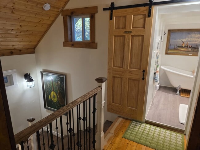 Building Photo - 713 Claire Ln