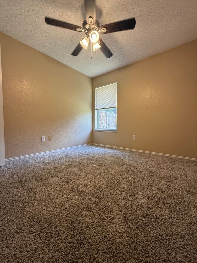 Building Photo - COMMUTER FRIENDLY / ESTABLISHED NEIGHBORHOOD