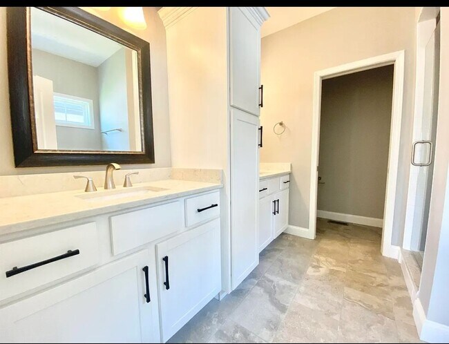 Building Photo - 4 Bed 2 bath with 3 car attached garage