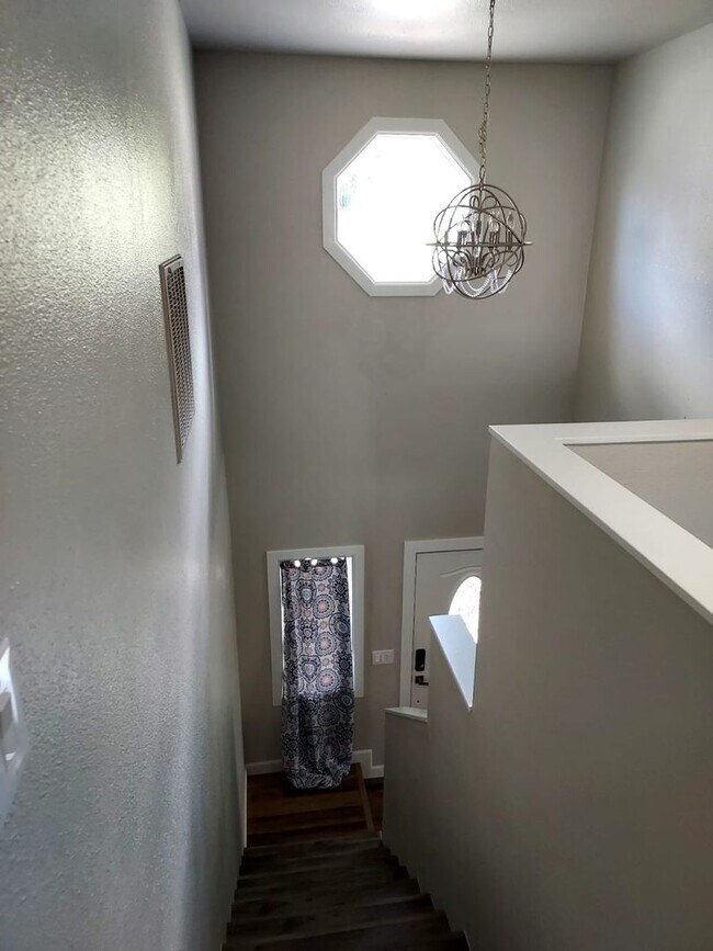 Building Photo - 2 Story Remodeled Single-Family Home in Po...