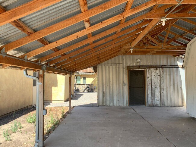 Building Photo - 2 Bedroom Country Home in Hollister