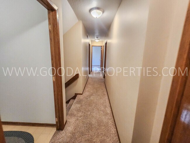 Building Photo - Executive 4 Bedroom Home in West Des Moine...