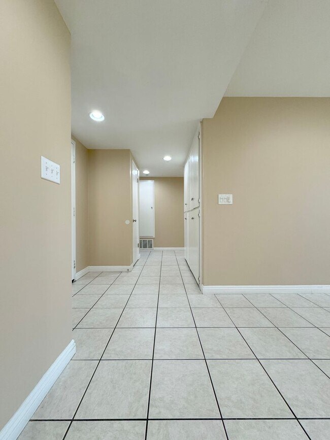 Building Photo - Single Story 3Bed Interior Location Large Yard