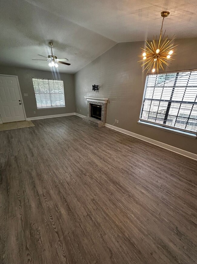 Building Photo - Gorgeous Freshly Remodeled 2 Bedroom 2 Bat...