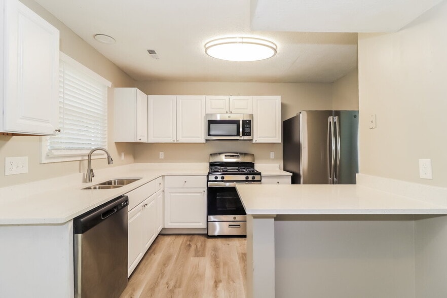 Building Photo - 876 Highland Terrace NE