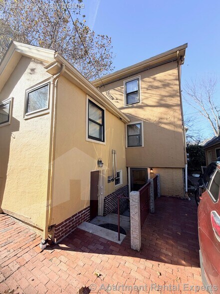 Building Photo - 261 Mt Auburn St