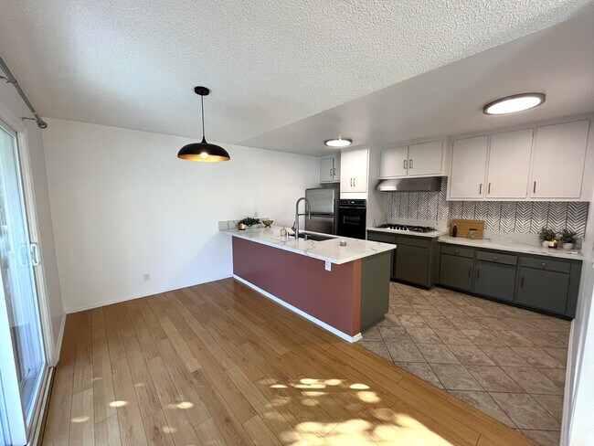 Building Photo - 445 E Magnolia Blvd