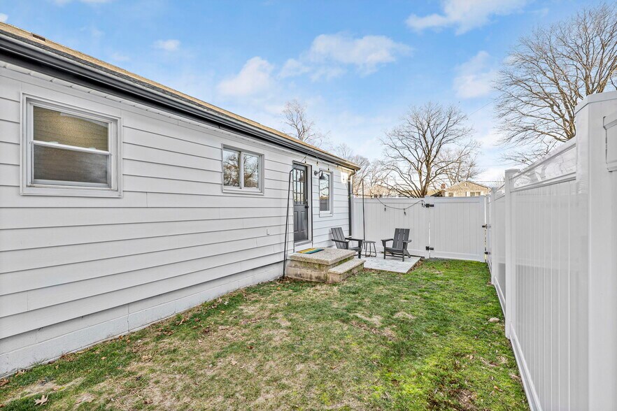 Building Photo - 24 Maplewood Dr