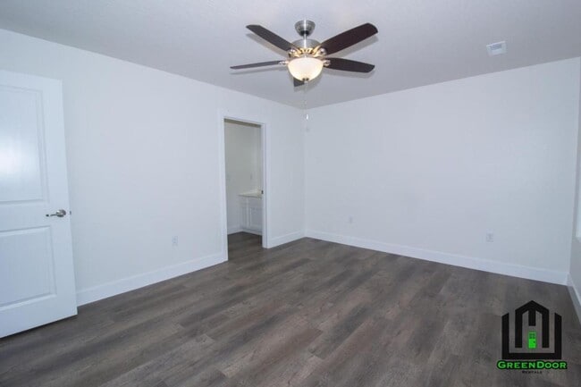 Building Photo - 303 Lion St