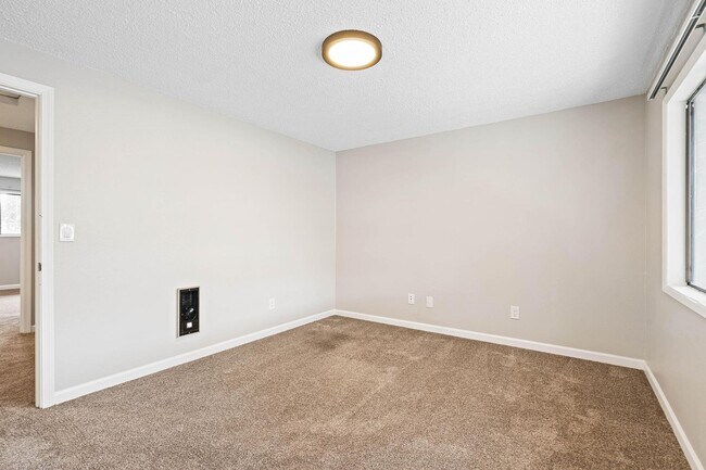 Building Photo - Clean, welcoming 2-bdrm/1.5 bath unit in Milwaukie. Private patio, quiet location, designated par...
