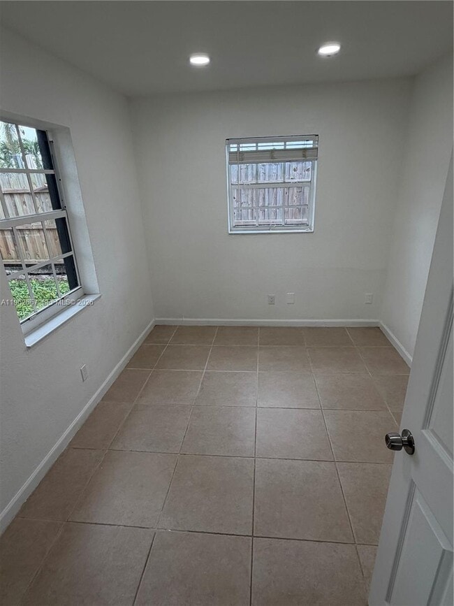 Building Photo - 830 SW 6th St