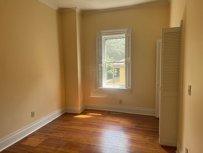 Building Photo - Beautiful German Village Home with Parking...