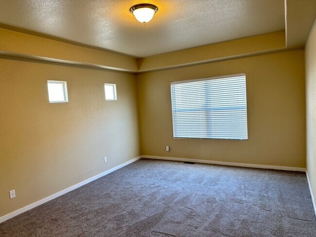 Building Photo - BEAUTIFUL 4BD HOME in NE COL SPGS w/ MAIN-LEVEL MASTER SUITE & AC - Security Deposit Alternative ...