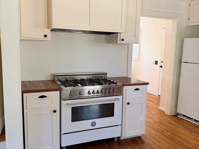 Building Photo - Charming country property