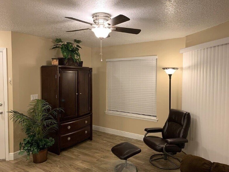 Living Room - 2612 Grassy Point Dr