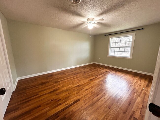 Building Photo - NOW AVAILABLE! 3 Bedrooms/1 1/2 Bath with Double living room space.