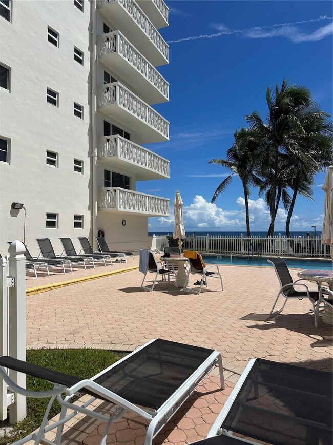 Building Photo - 1169 Hillsboro Mile