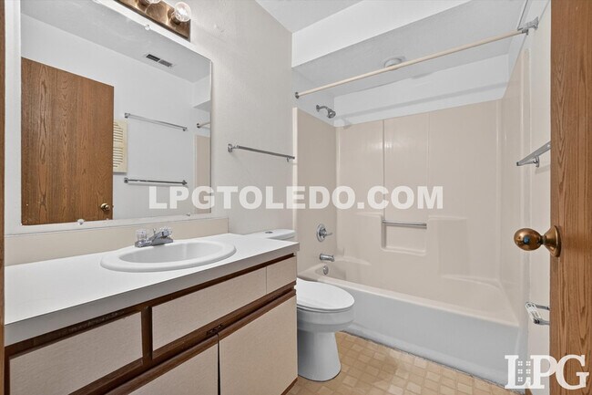 Building Photo - 811 Hilltop Ln