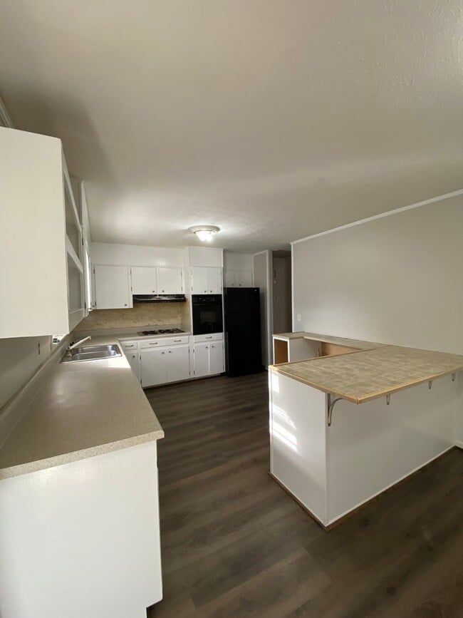 Building Photo - 18 Edwin Ave