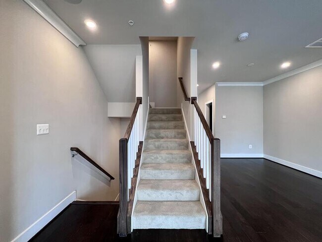 Building Photo - 818 Fern Pl NW
