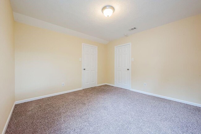 Building Photo - 2039 Shorewood Ln