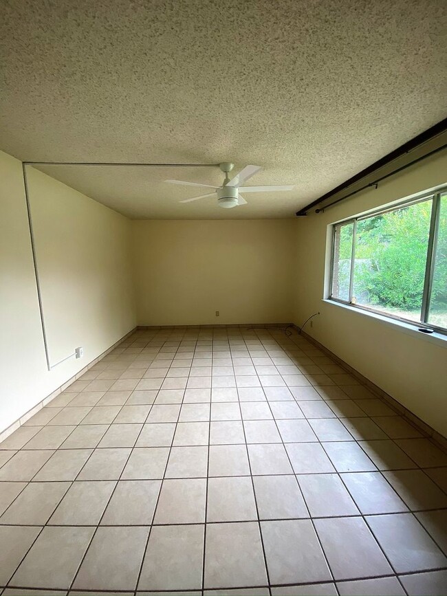 Building Photo - Large 4 Bedroom home with Garage and Enclo...