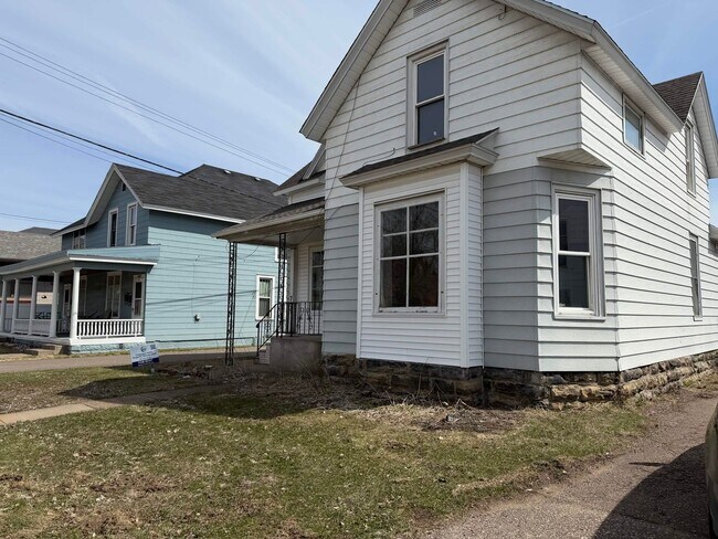 Building Photo - 709 Main St